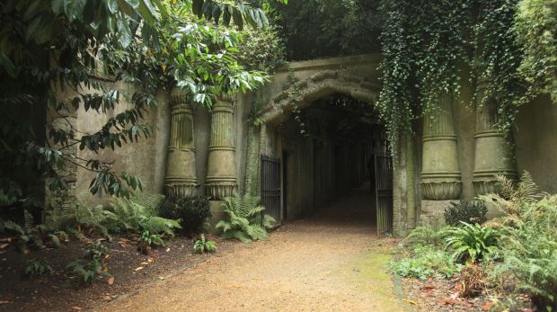 CXFXNE Egyptian Gate at the Highgate Cemetery West in London England Credit: Alamy one time use for Traveller only FEE APPLIES